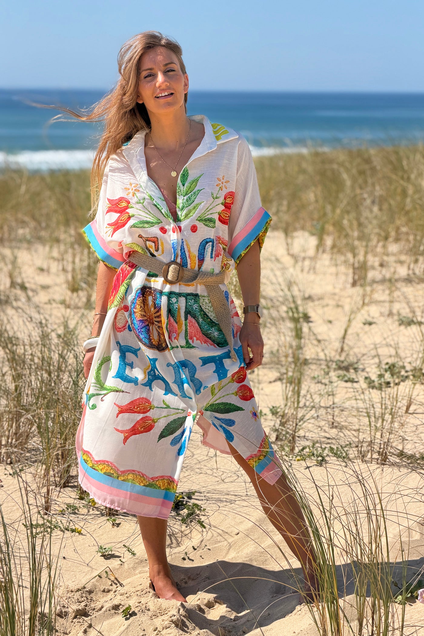 Robe chemise longue et large en coton imprimé coloré Peace on earth et fleurs brasil