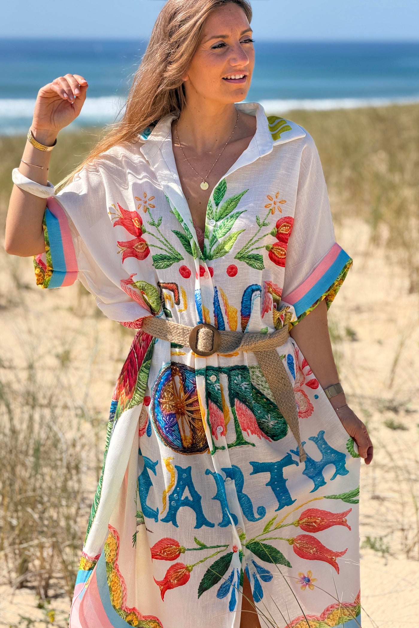 Robe chemise longue et large en coton imprimé coloré Peace on earth et fleurs brasil