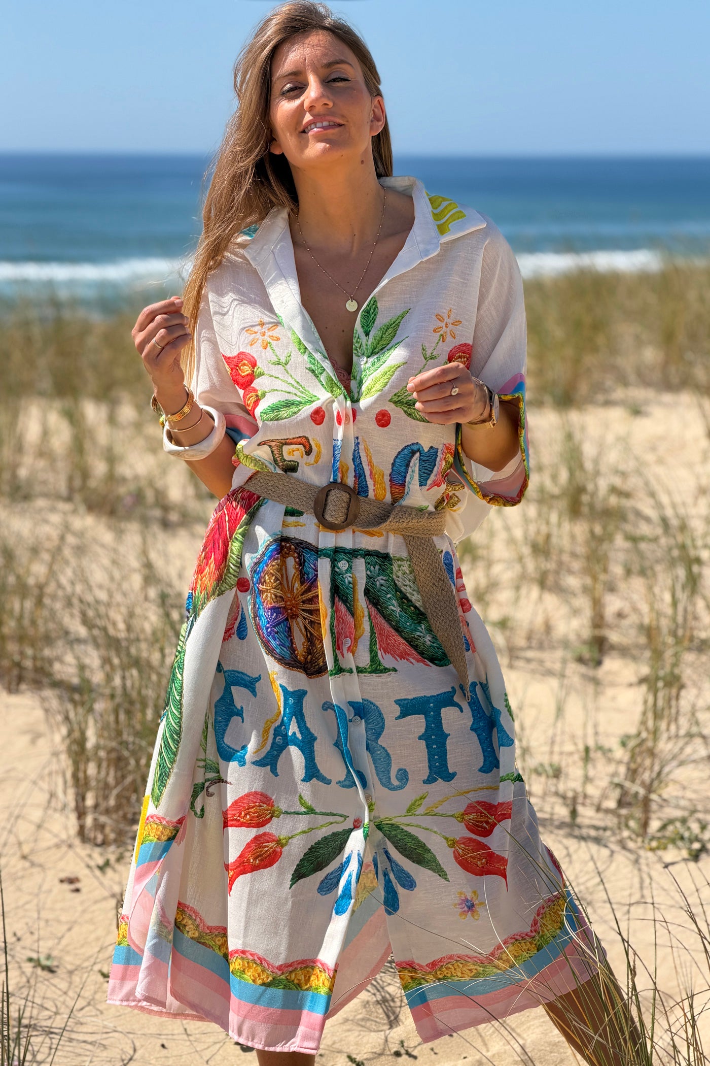 Robe chemise longue et large en coton imprimé coloré Peace on earth et fleurs brasil