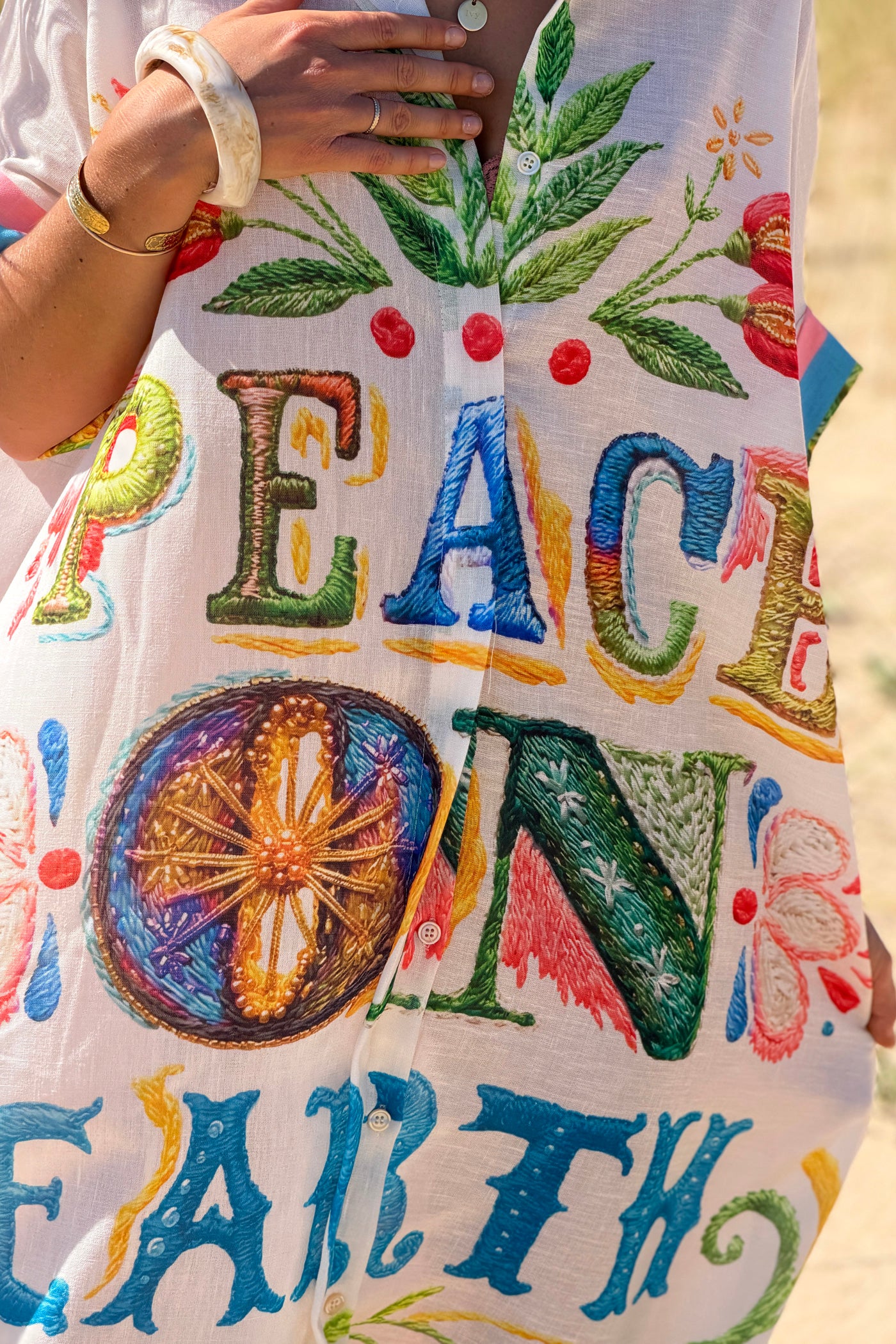 Robe chemise longue et large en coton imprimé coloré Peace on earth et fleurs brasil