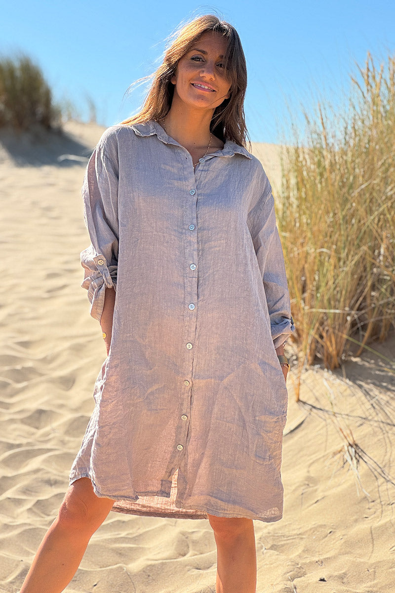 Robe chemise taupe en lin avec poches sur les côtés boutons nacrés