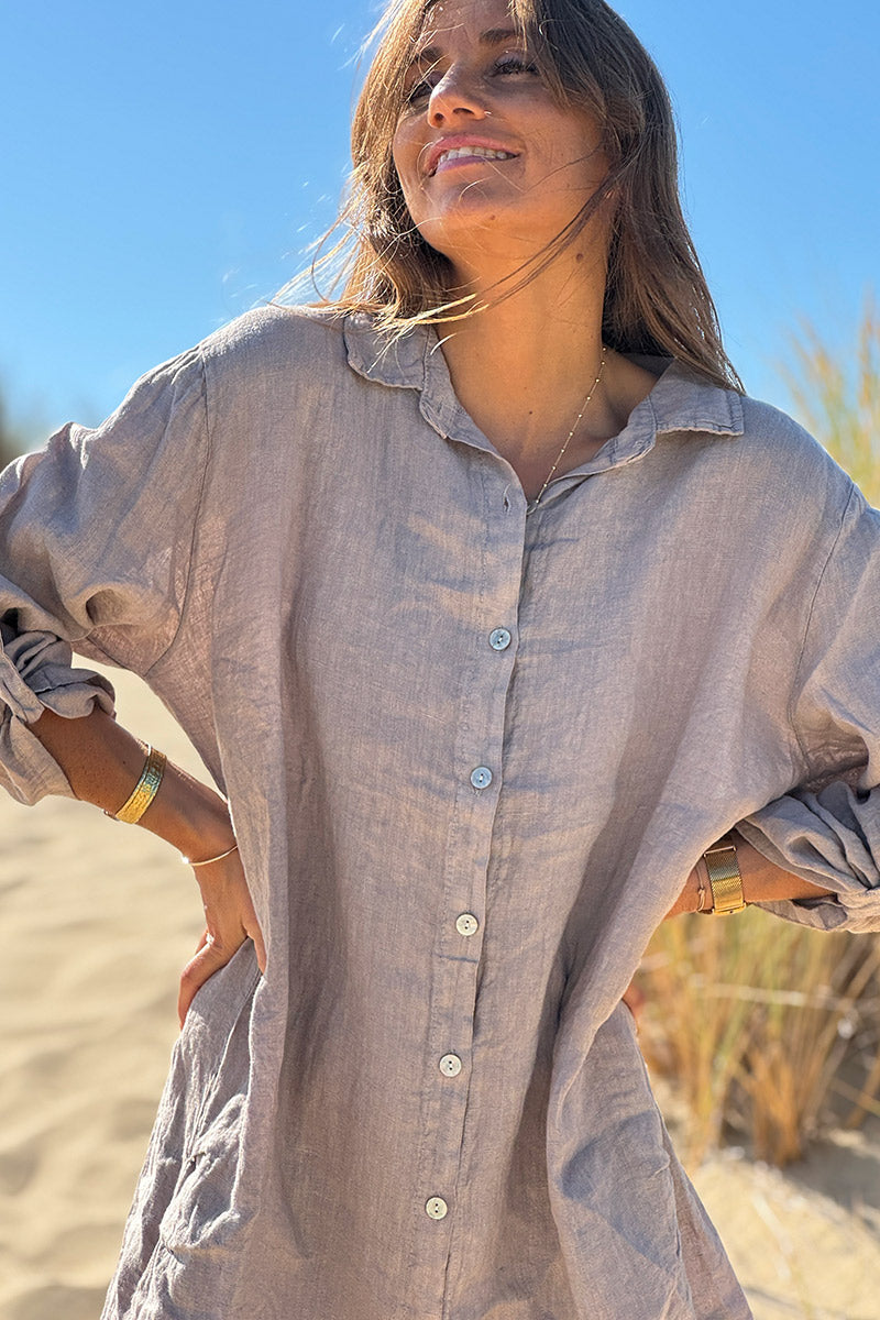 Robe chemise taupe en lin avec poches sur les côtés boutons nacrés