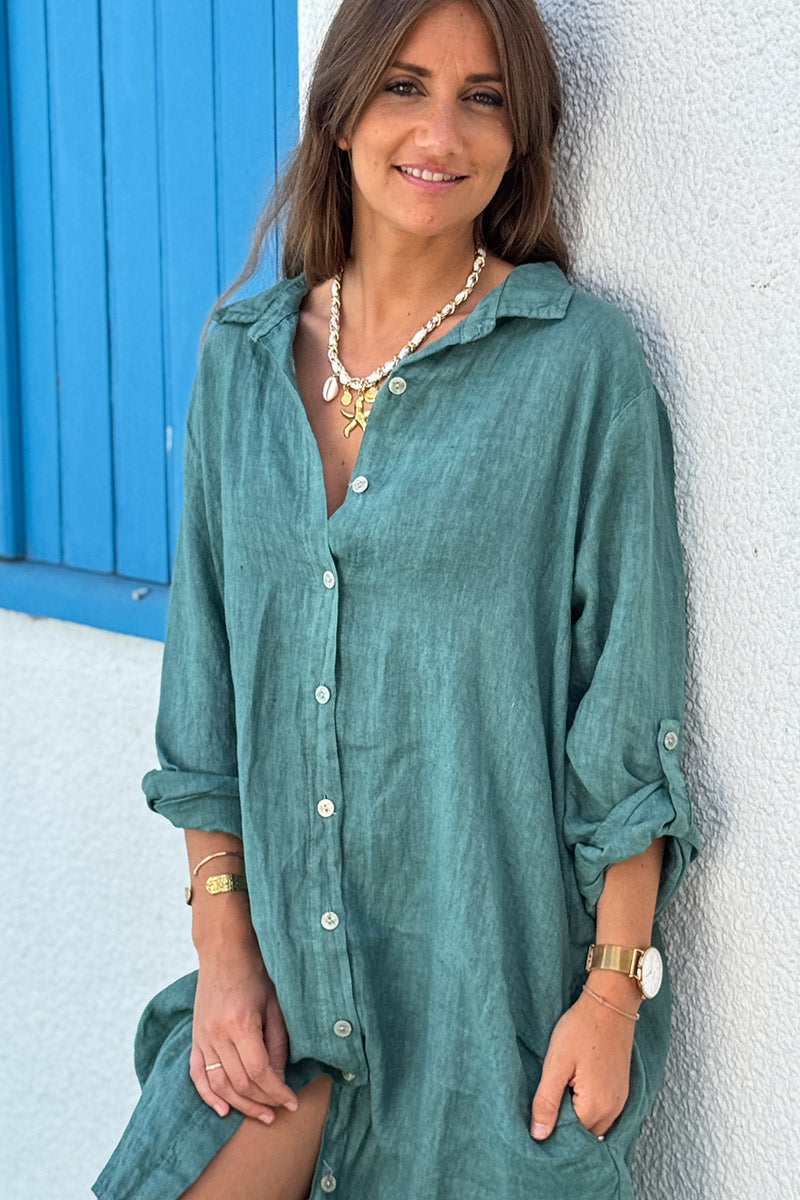 Robe chemise vert céladon en lin avec poches sur les côtés boutons nacrés