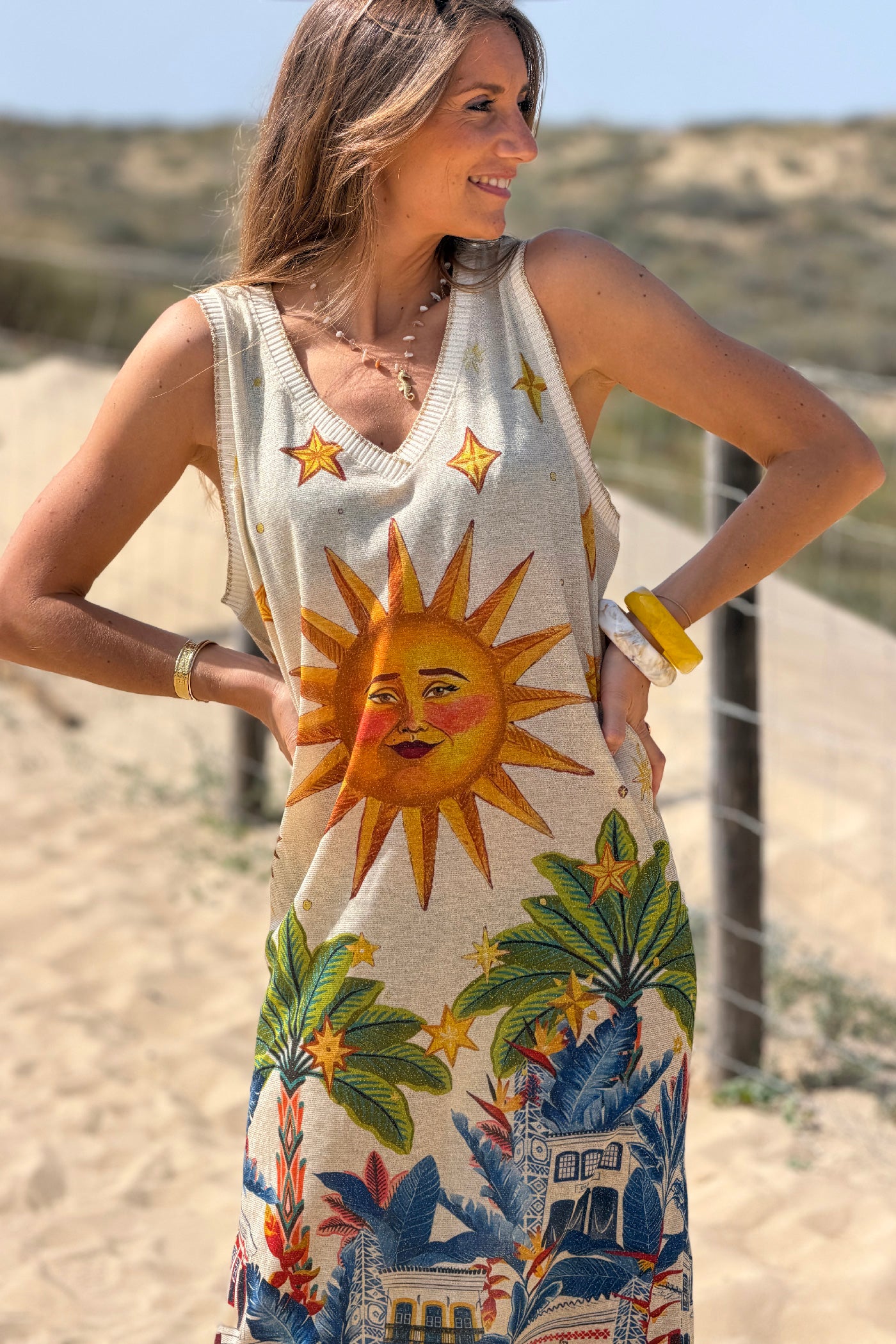 Robe débardeur brillante lurex beige imprimé soleil étoiles et village