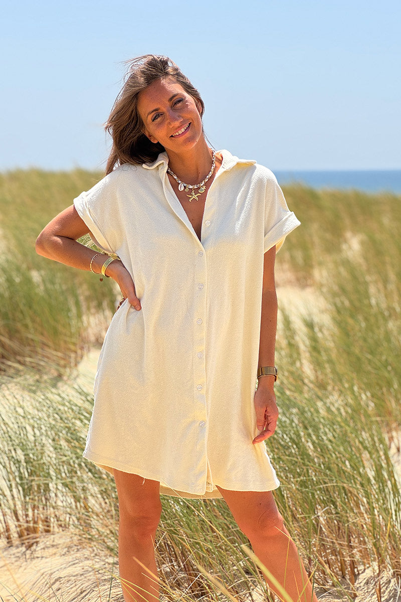 Vestido de rizo color crudo con cuello camisero y botones.