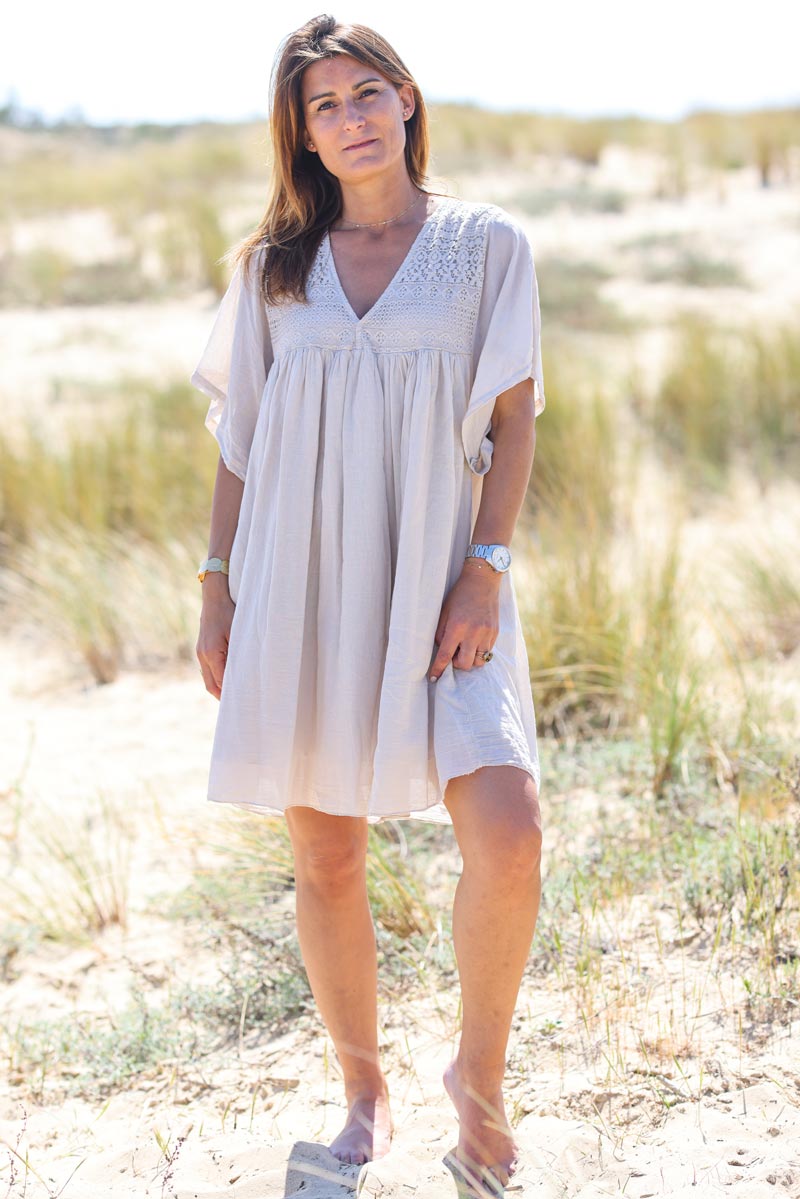 Robe en coton legere beige col et dos dentelle e190 (1)
