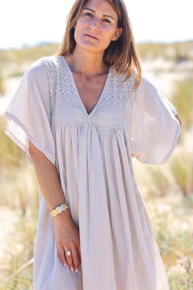 Robe en coton legere beige col et dos dentelle e190 (1)