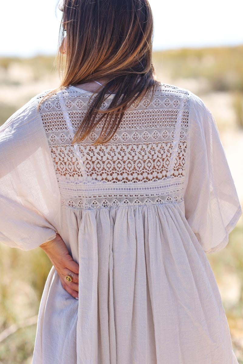 Robe en coton legere beige col et dos dentelle e190 (1)