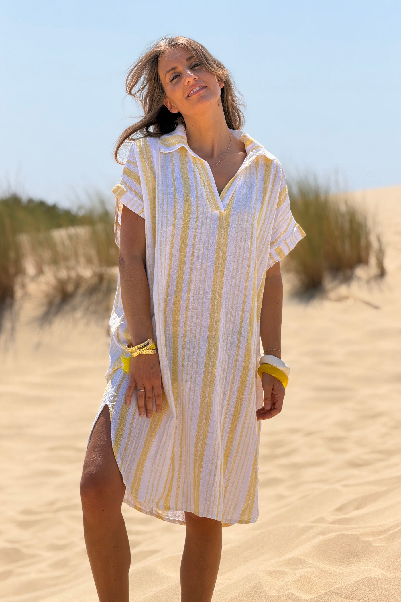 Robe en coton motif rayures jaunes effet piqué col v