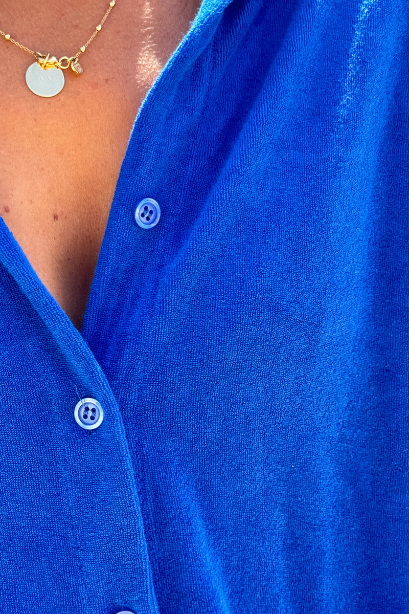 Robe eponge bleu roi col chemise et boutonnée