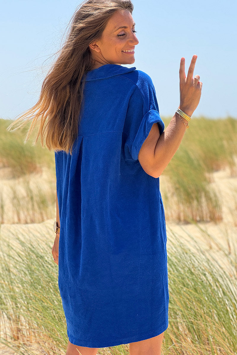 Robe eponge bleu roi col chemise et boutonnée