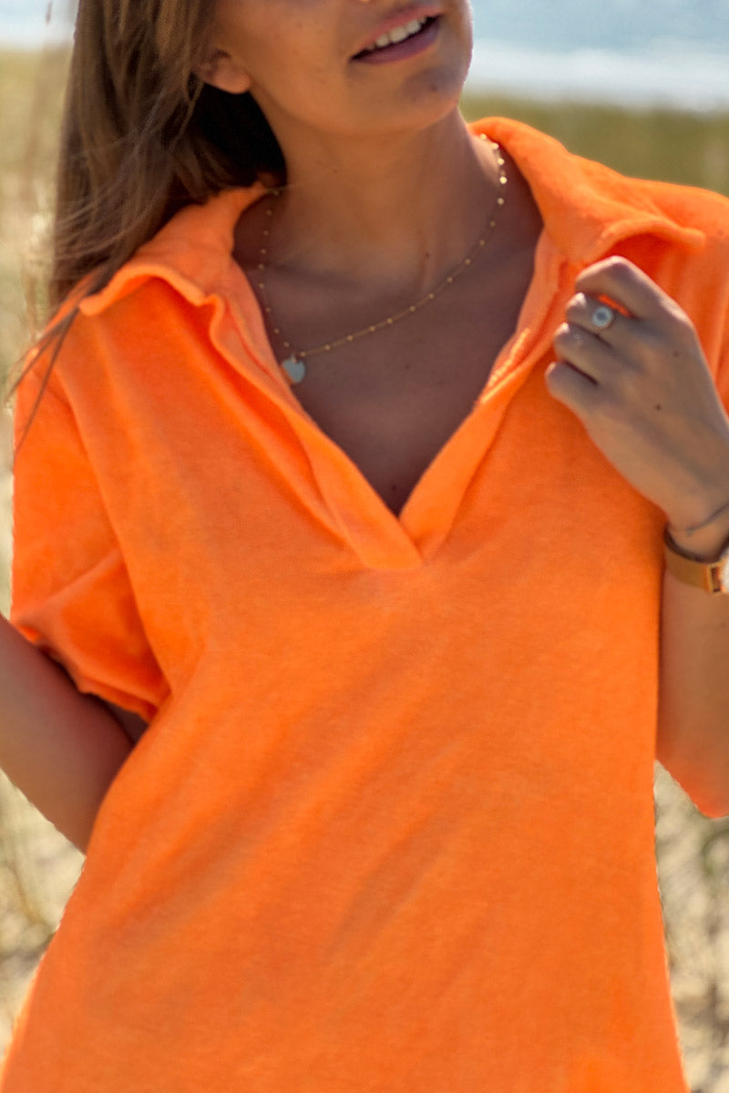 Robe en éponge souple orange fluo col polo