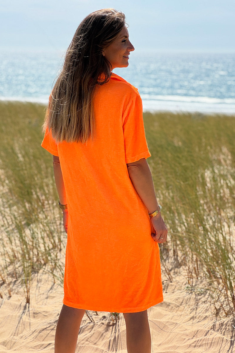 Robe en éponge souple orange fluo col polo