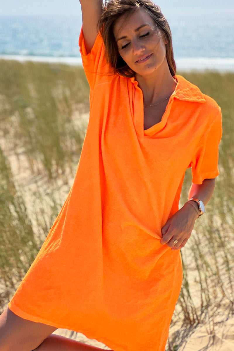 Robe en éponge souple orange fluo col polo