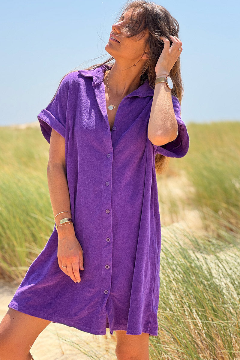 Vestido de rizo morado con cuello camisero y botones.
