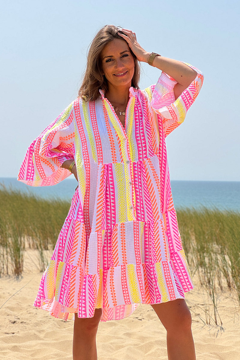 Robe en gaze de coton à volant imprimé ethnique rose orange et jaune manches évasées