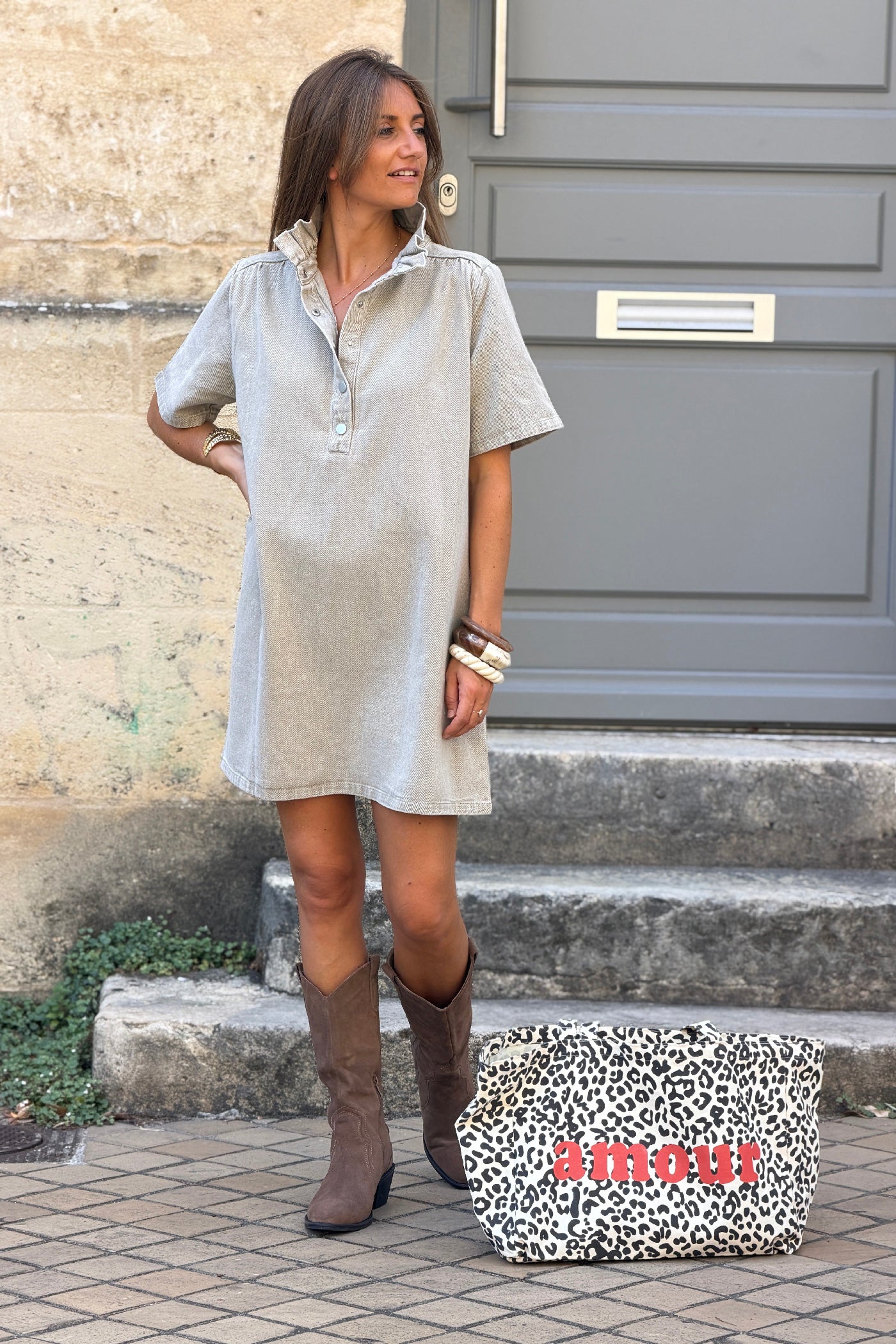 Robe en jean beige grège col victorien montant à boutons-pression