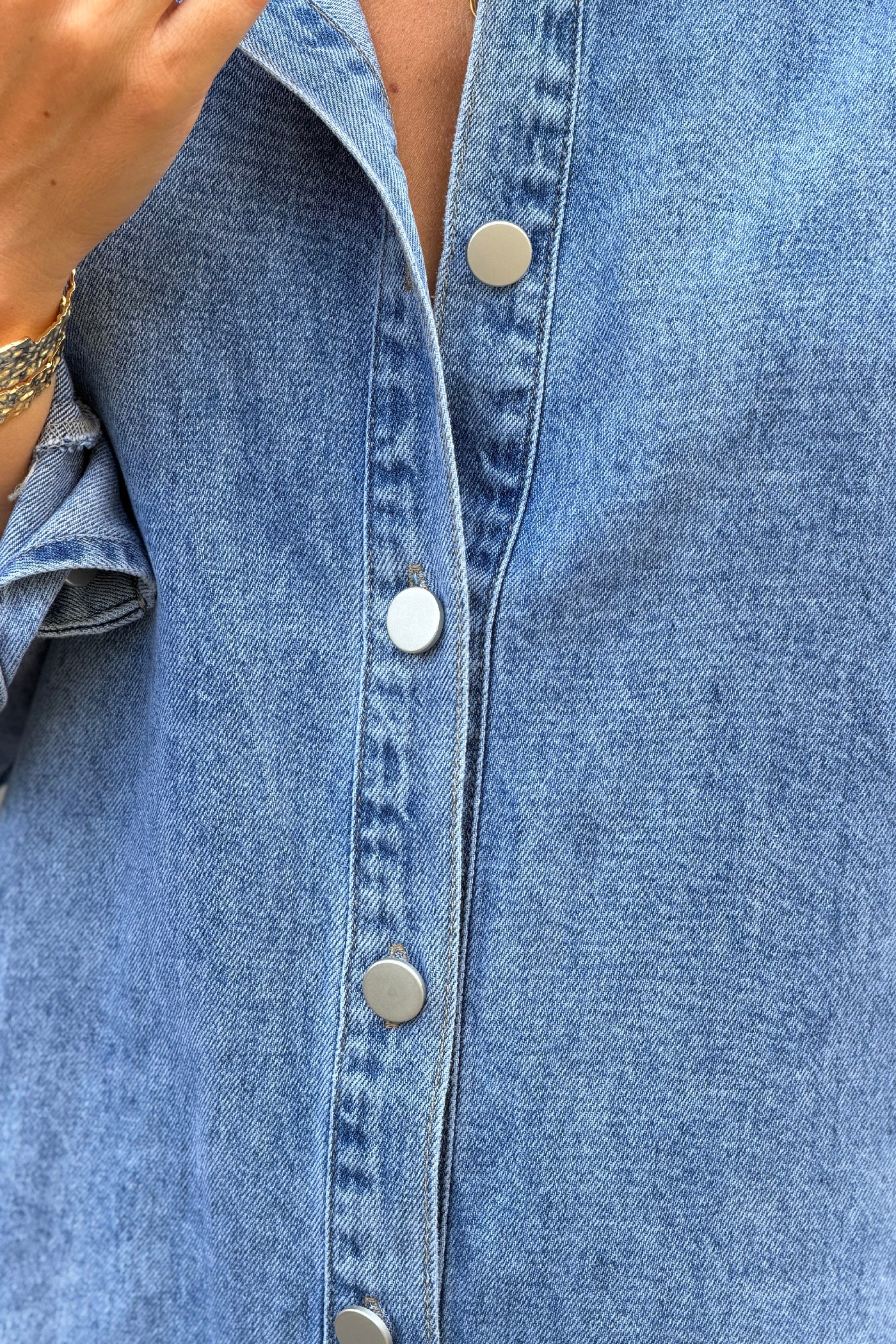 Robe en jean délavé à boutons col victorien montant