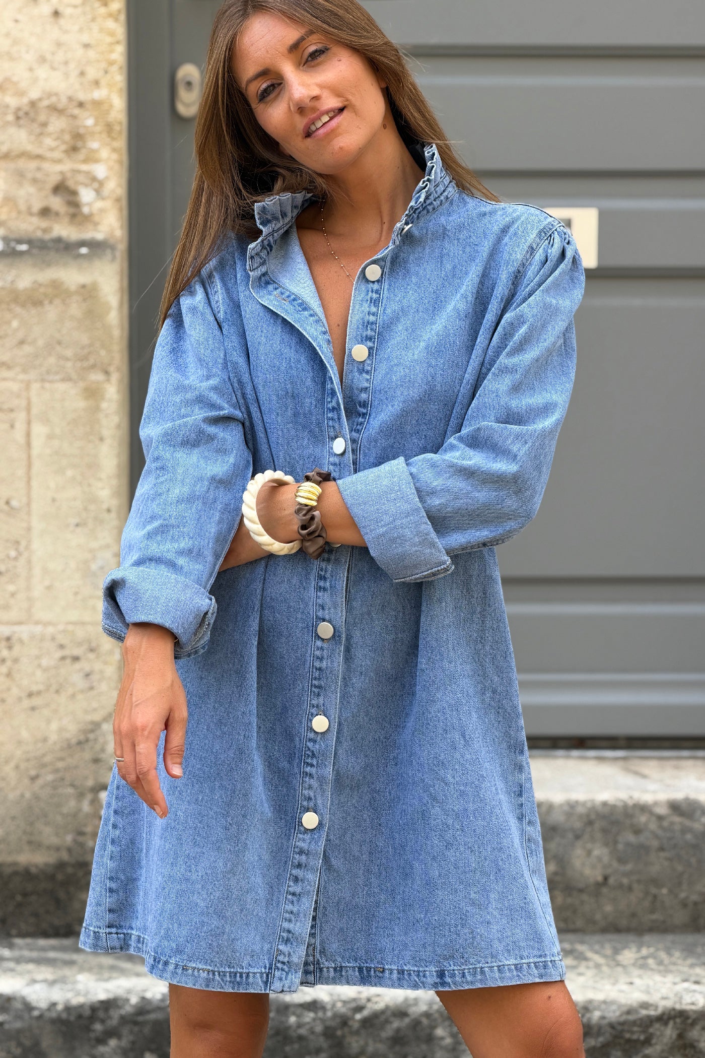 Robe en jean délavé à boutons col victorien montant