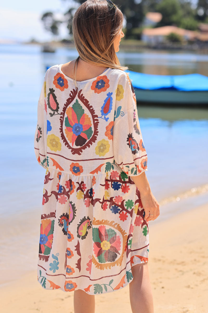 Robe en tissu style piqué imprimé dessins fleurs et grand cachemire multicolores