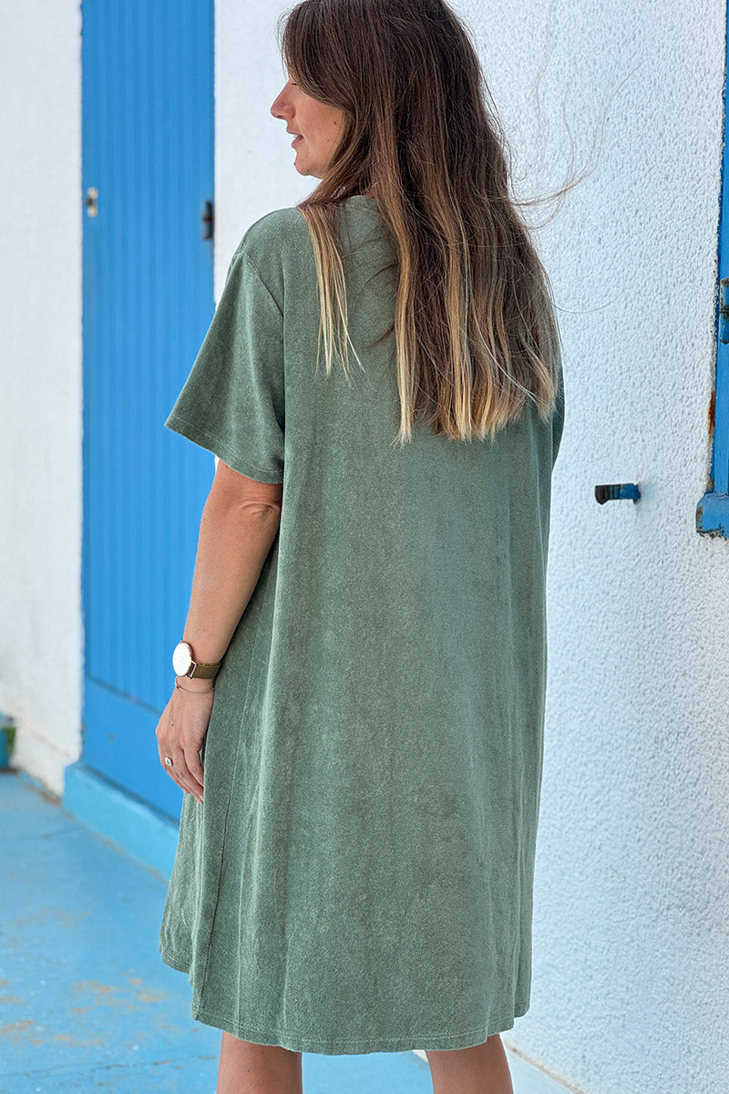 Robe éponge kaki coupe t-shirt large col v
