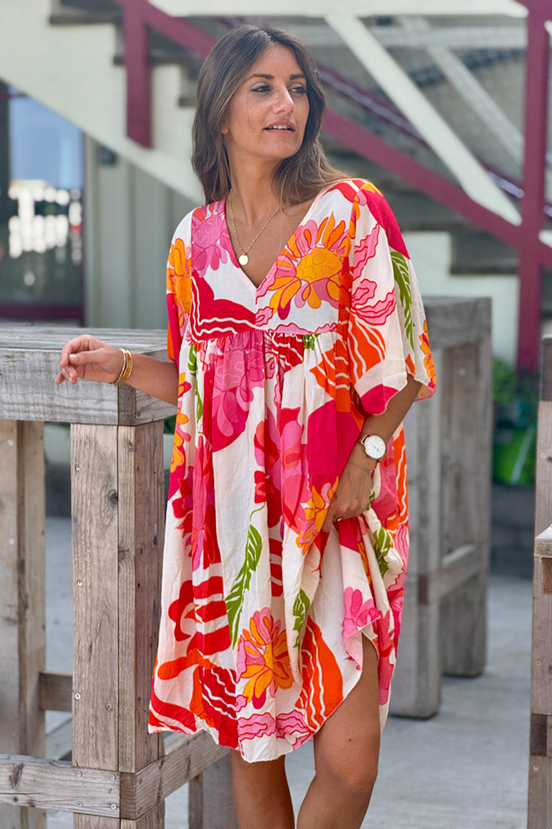 Robe fluide blanche imprimé fleurs couleurs orange et corail col v manches looses
