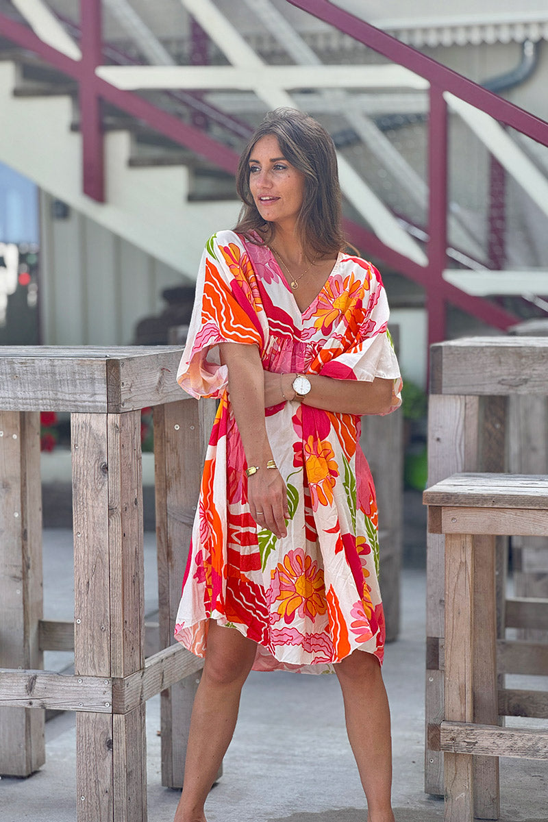 Robe fluide blanche imprimé fleurs couleurs orange et corail col v manches looses