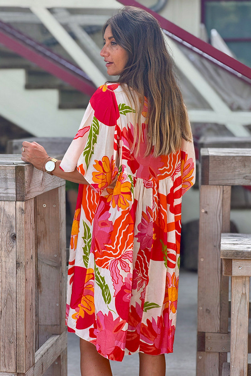 Robe fluide blanche imprimé fleurs couleurs orange et corail col v manches looses