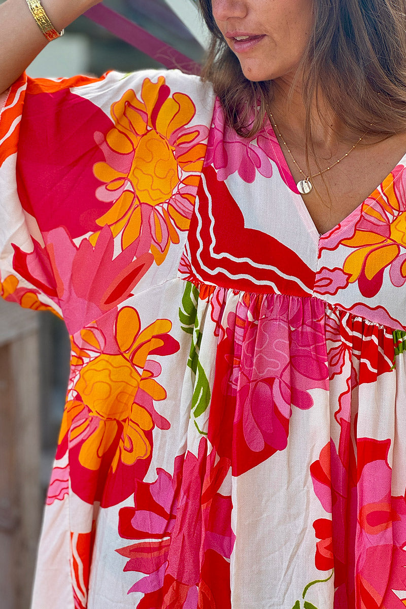 Robe fluide blanche imprimé fleurs couleurs orange et corail col v manches looses