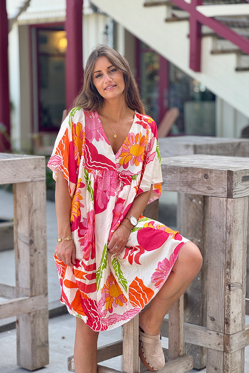 Robe fluide blanche imprimé fleurs couleurs orange et corail col v manches looses