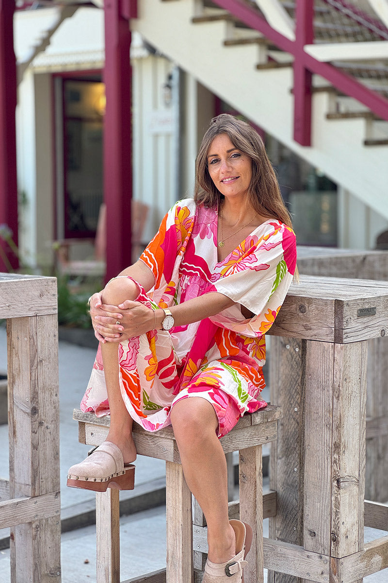 Robe fluide blanche imprimé fleurs couleurs orange et corail col v manches looses