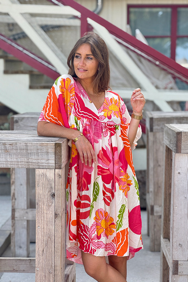 Robe fluide blanche imprimé fleurs couleurs orange et corail col v manches looses