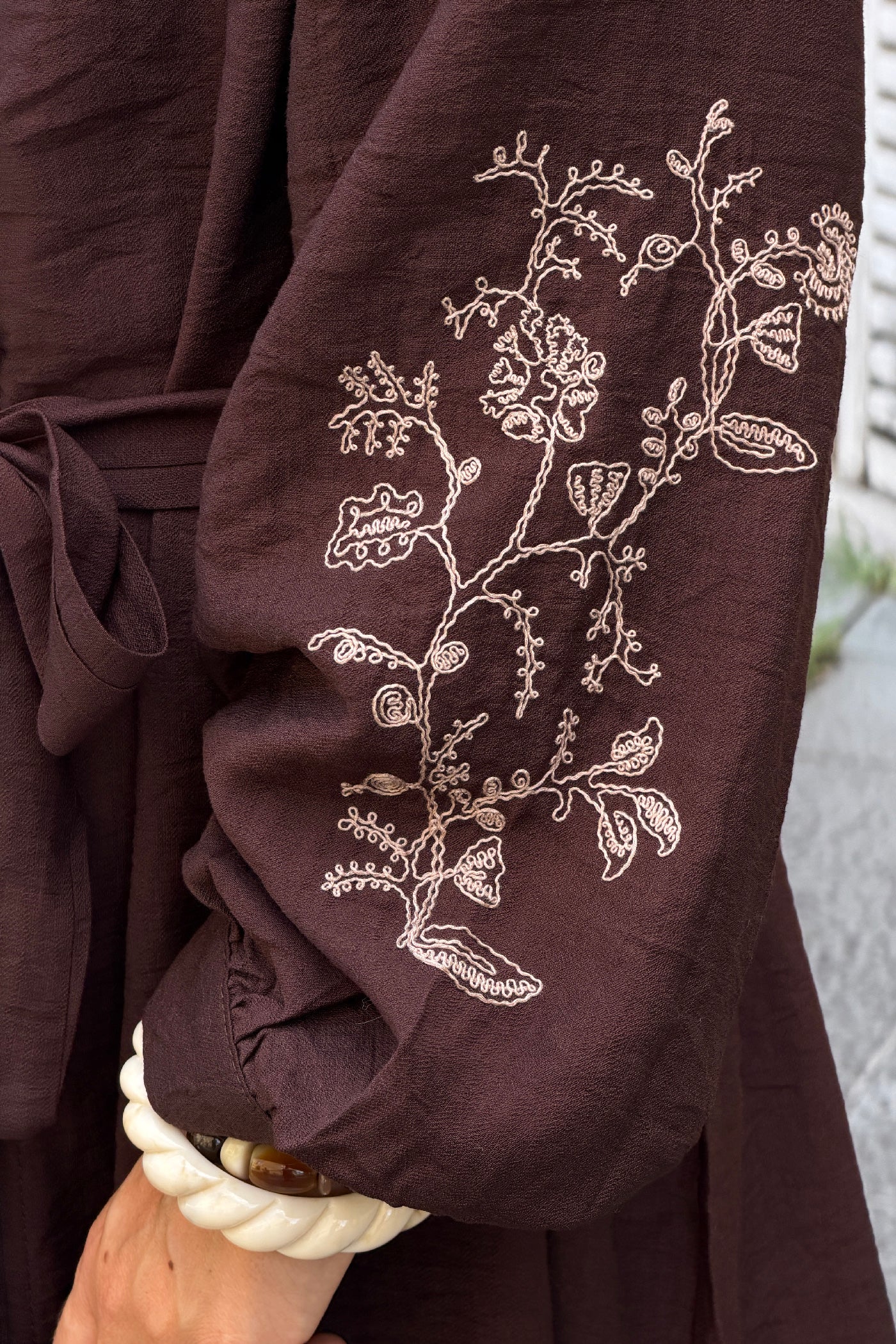 Robe fluide marron avec broderie fleurs et petits boutons