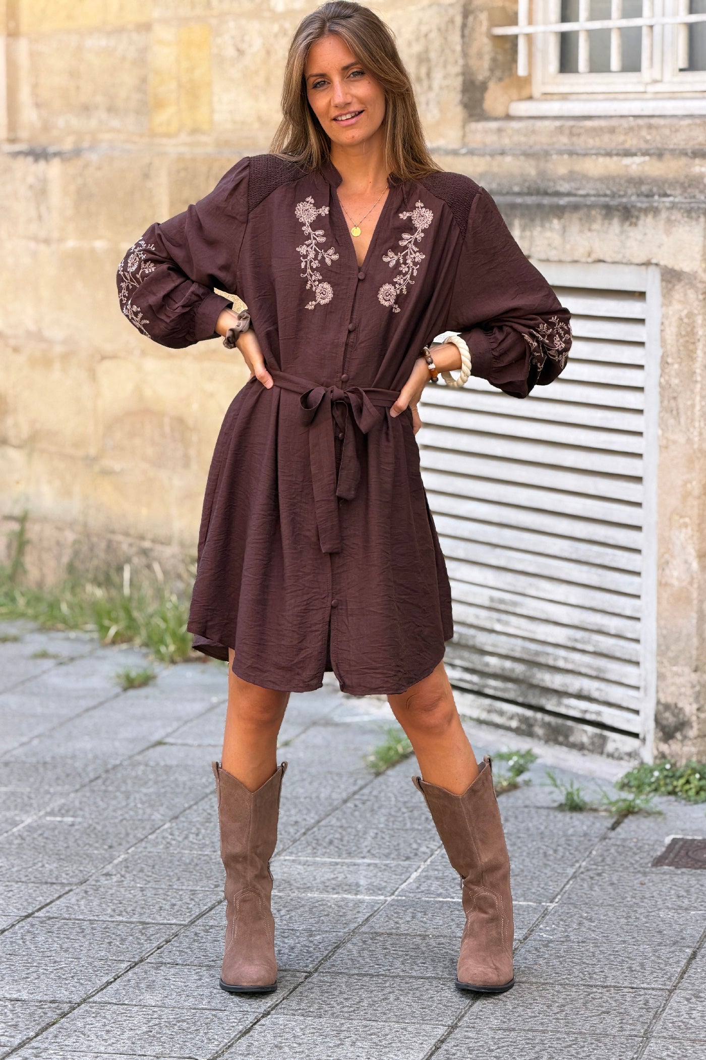 Robe fluide marron avec broderie fleurs et petits boutons