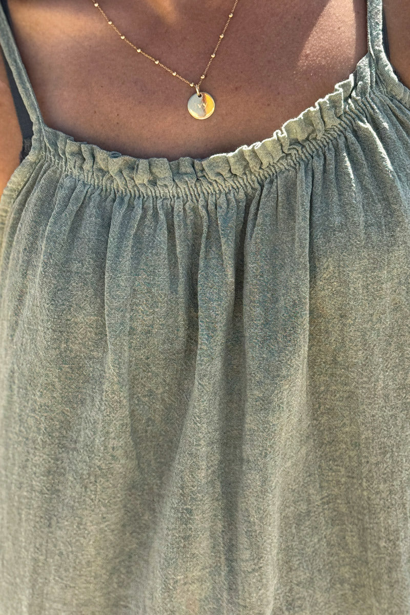 Robe kaki à bretelles en coton col élastique bas volants