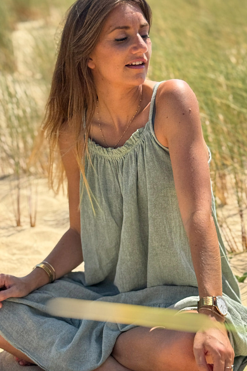 Robe kaki à bretelles en coton col élastique bas volants