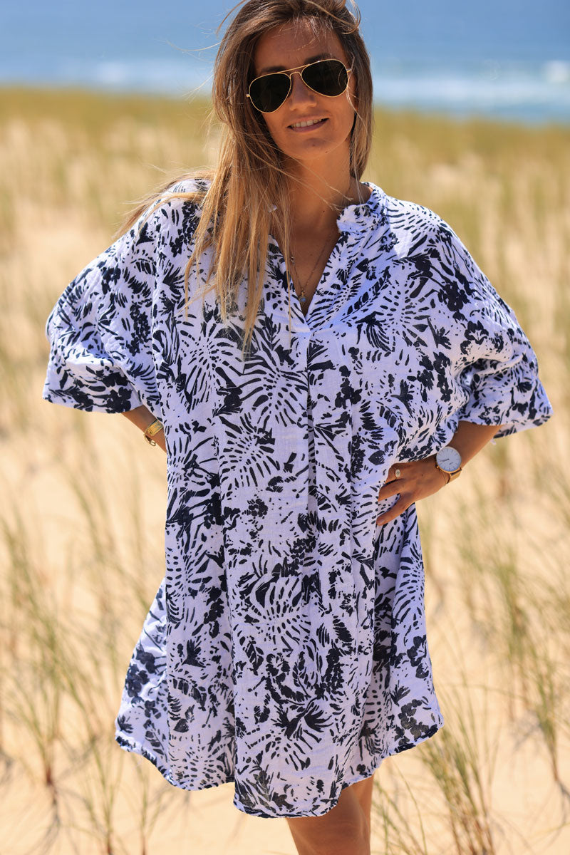 Vestido amplio de algodón con cuello de pico y estampado de islas azul marino
