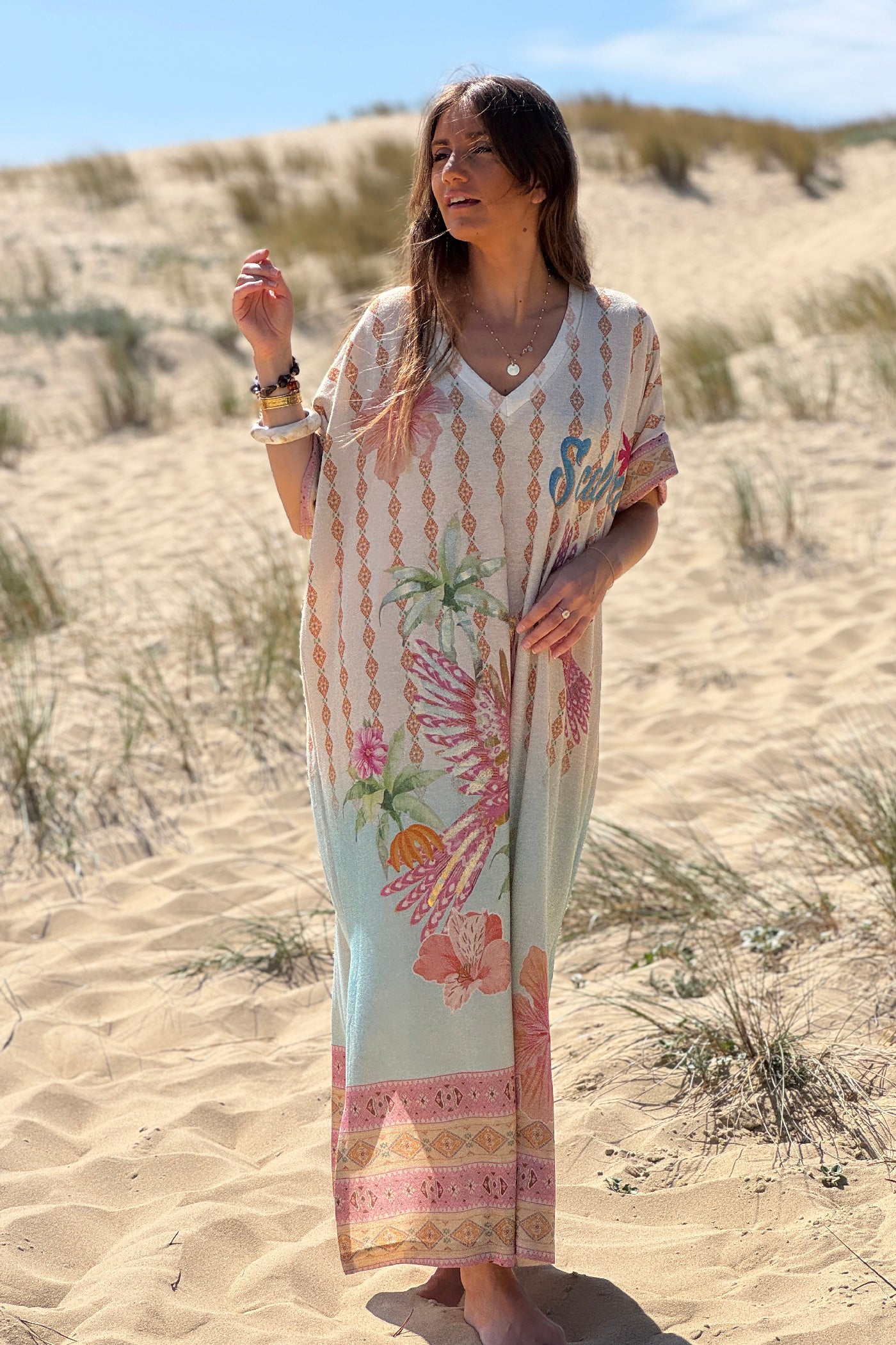 Robe large brillante imprimé coloré perroquets, roses, fleurs et losanges