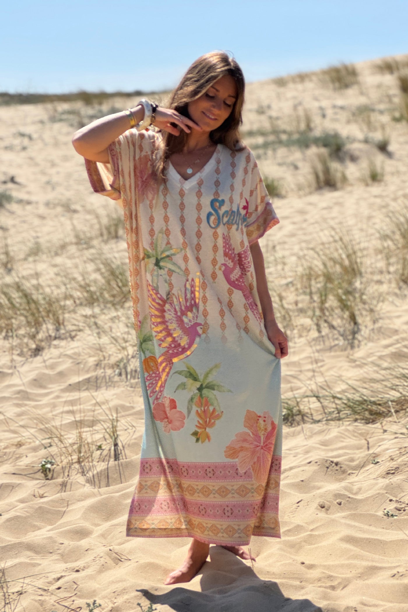 Robe large brillante imprimé coloré perroquets, roses, fleurs et losanges