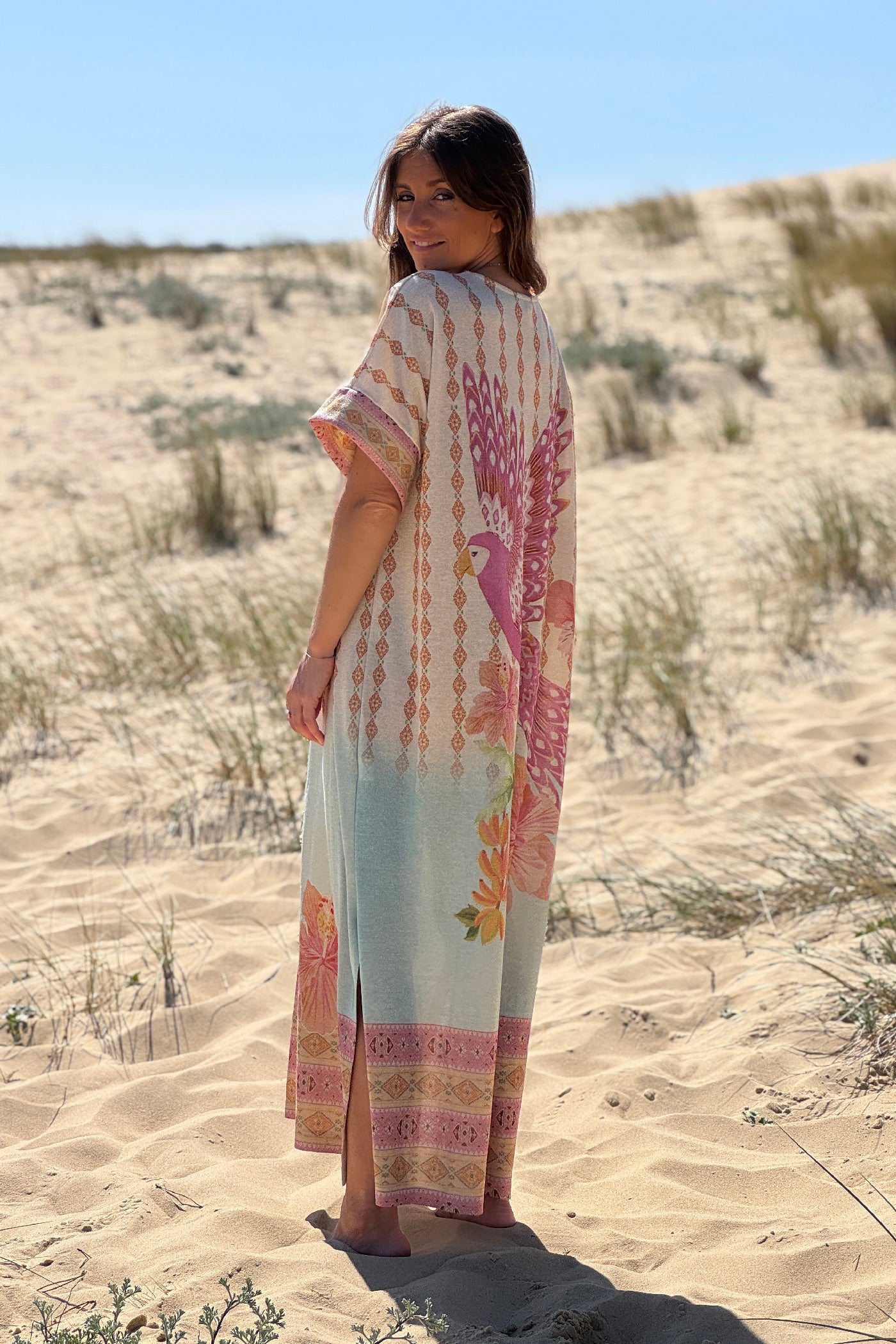 Robe large brillante imprimé coloré perroquets, roses, fleurs et losanges