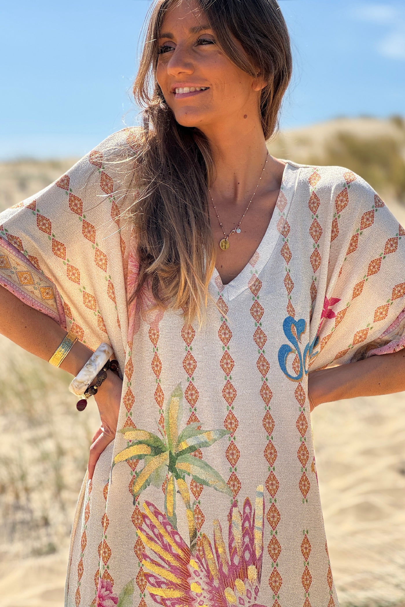 Robe large brillante imprimé coloré perroquets, roses, fleurs et losanges