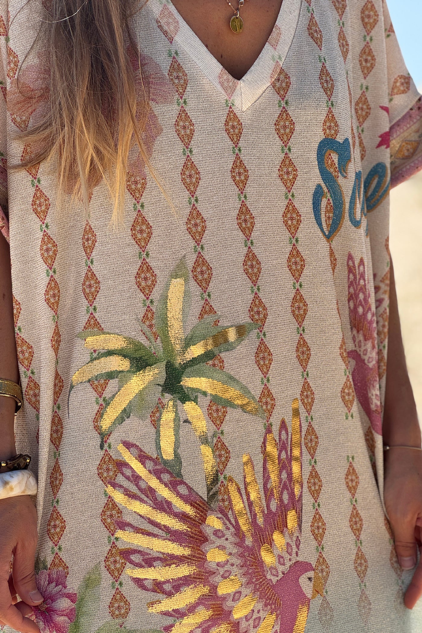 Robe large brillante imprimé coloré perroquets, roses, fleurs et losanges