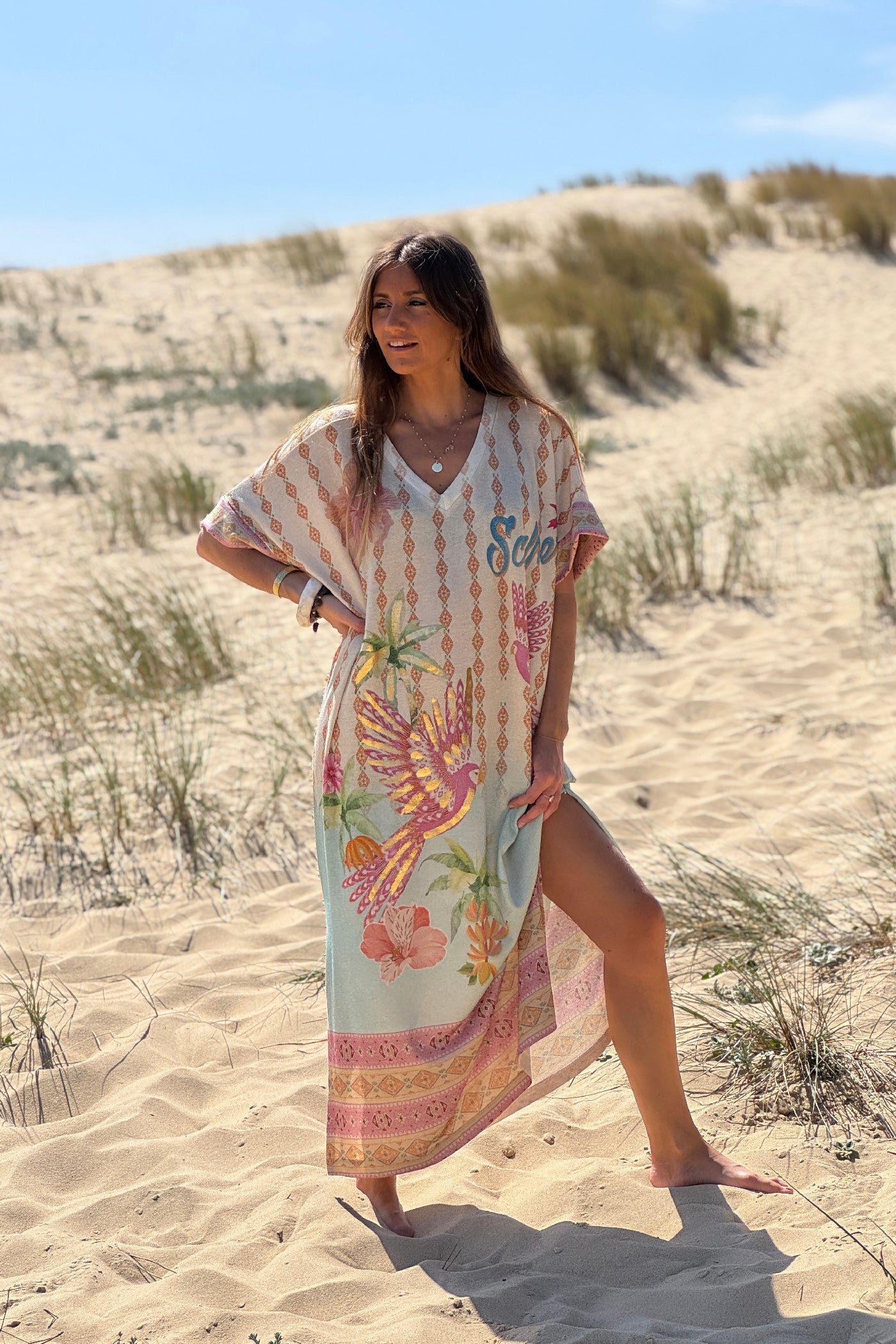 Robe large brillante imprimé coloré perroquets, roses, fleurs et losanges