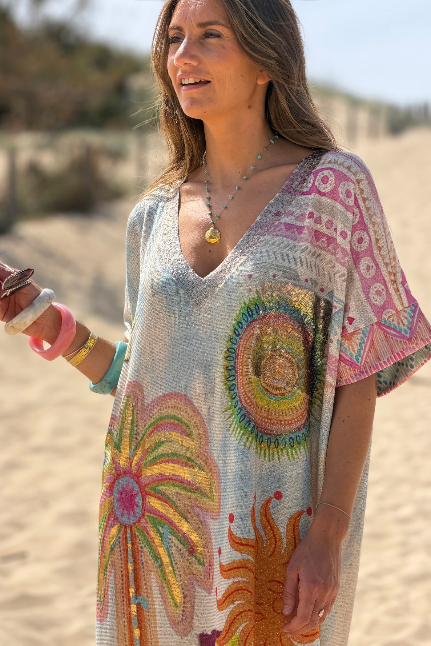 Robe large et brillante imprimé palmier et mandala colorés col et poches sequins