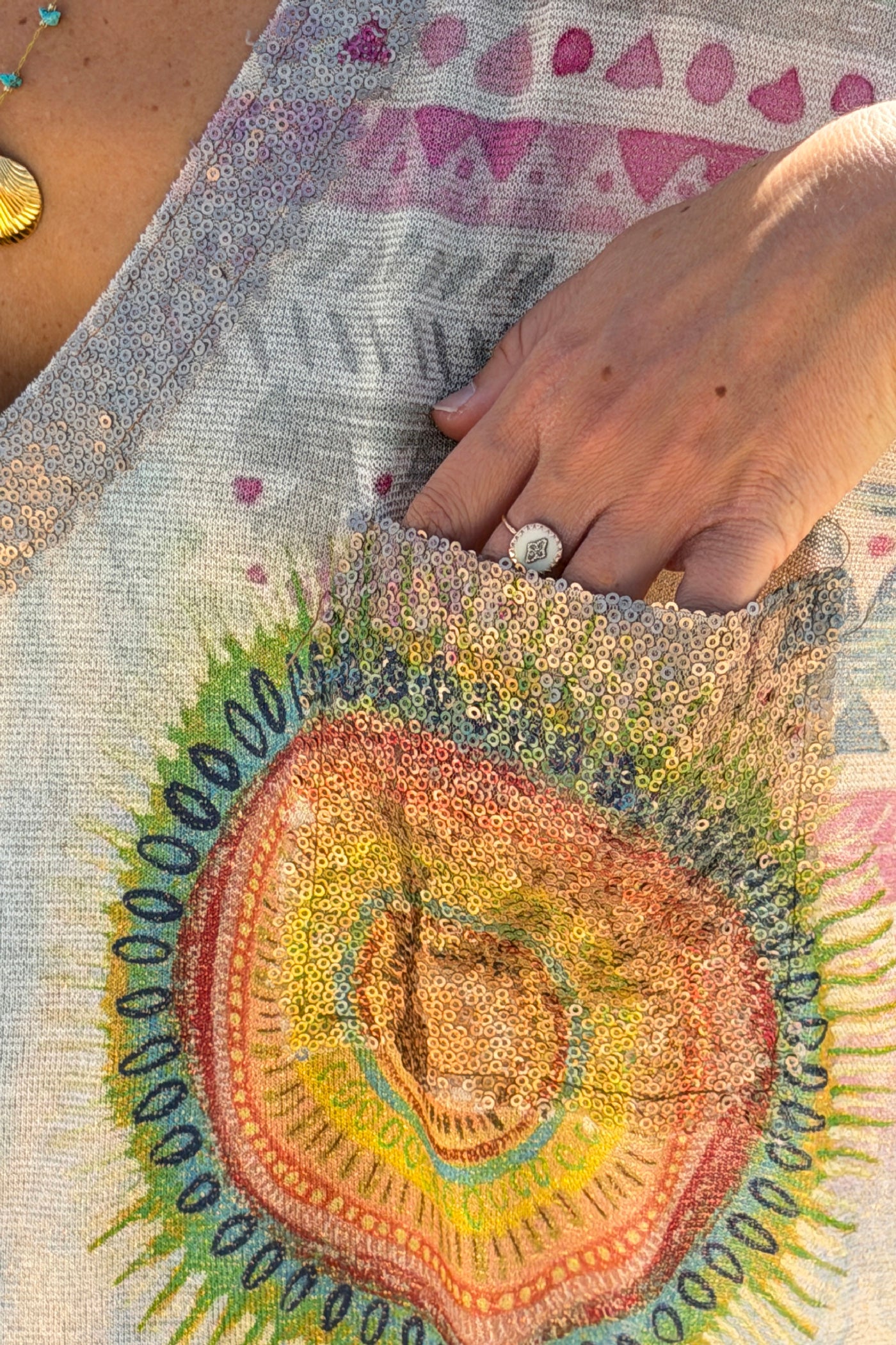 Robe large et brillante imprimé palmier et mandala colorés col et poches sequins