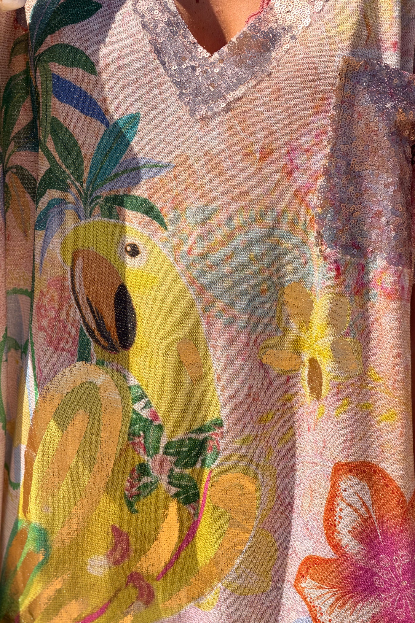 Robe large et brillante imprimé perroquet coloré Lucky col et poches sequins