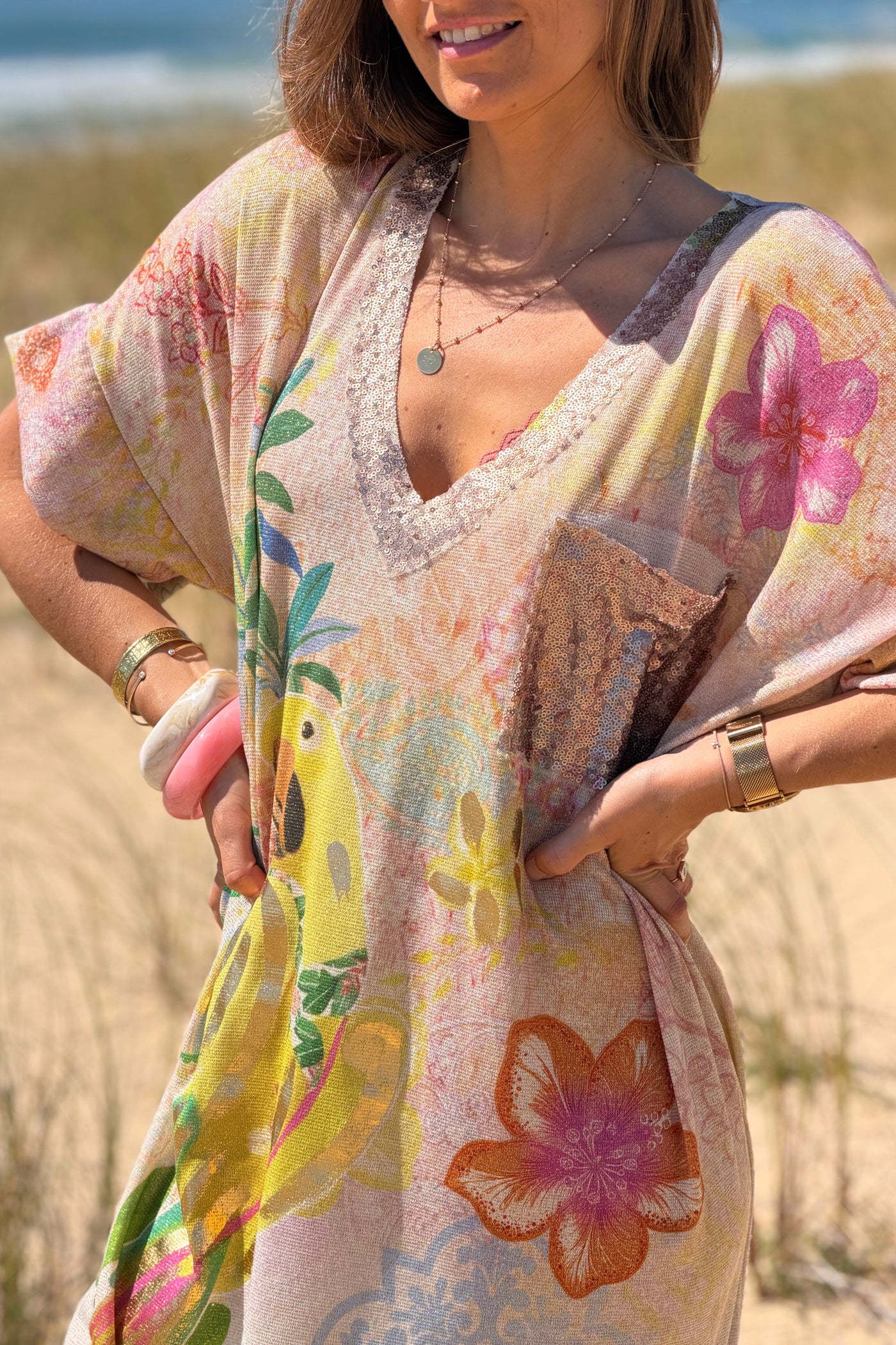 Robe large et brillante imprimé perroquet coloré Lucky col et poches sequins