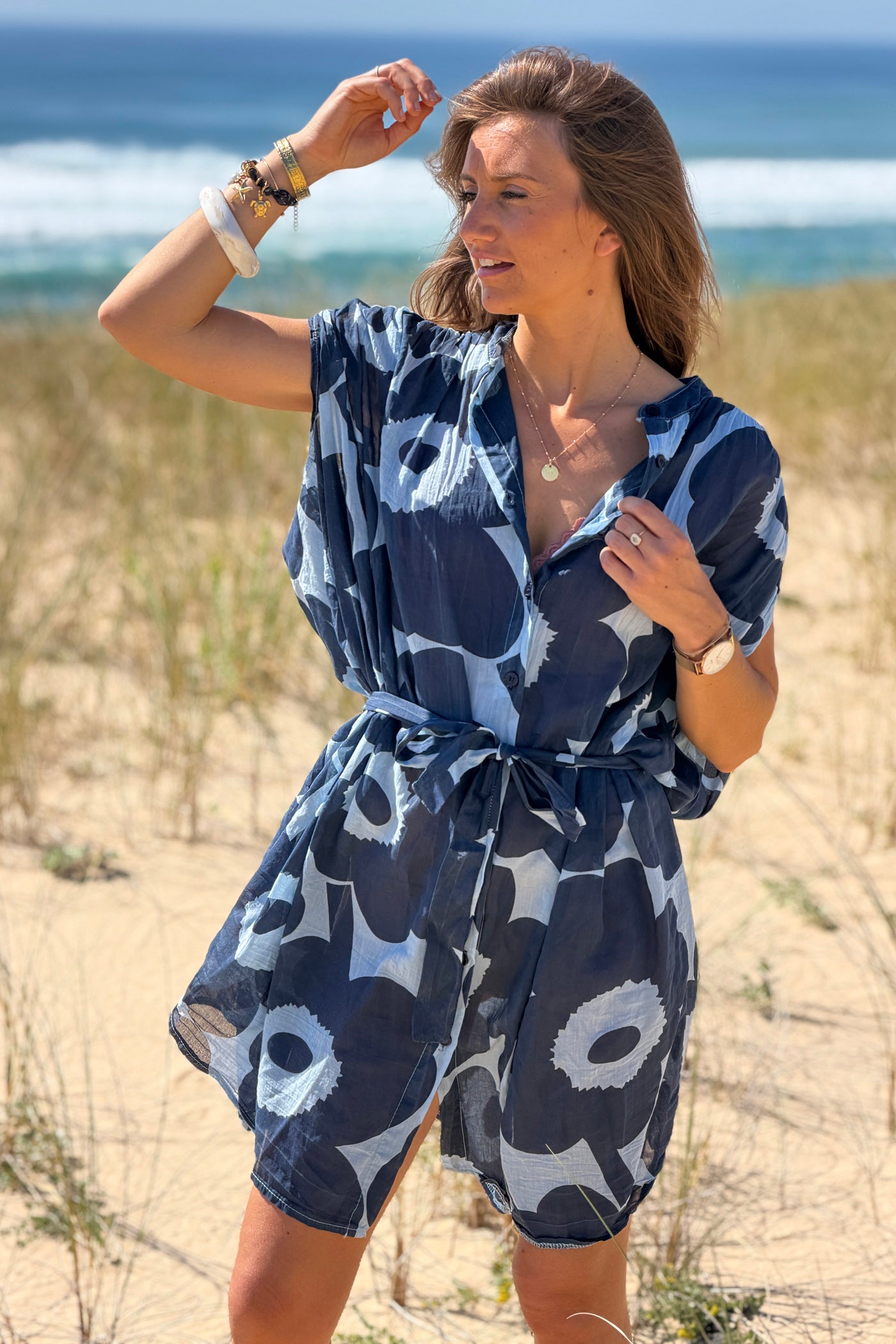 Robe légère boutonnée imprimé grandes fleurs bleu marine
