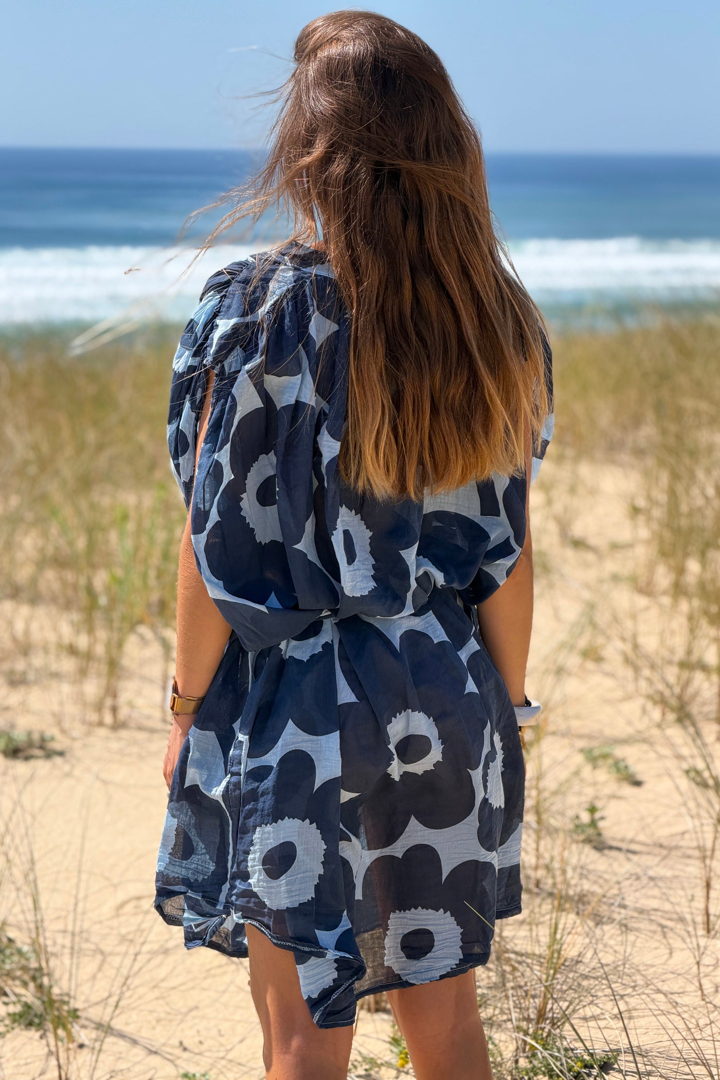 Robe légère boutonnée imprimé grandes fleurs bleu marine