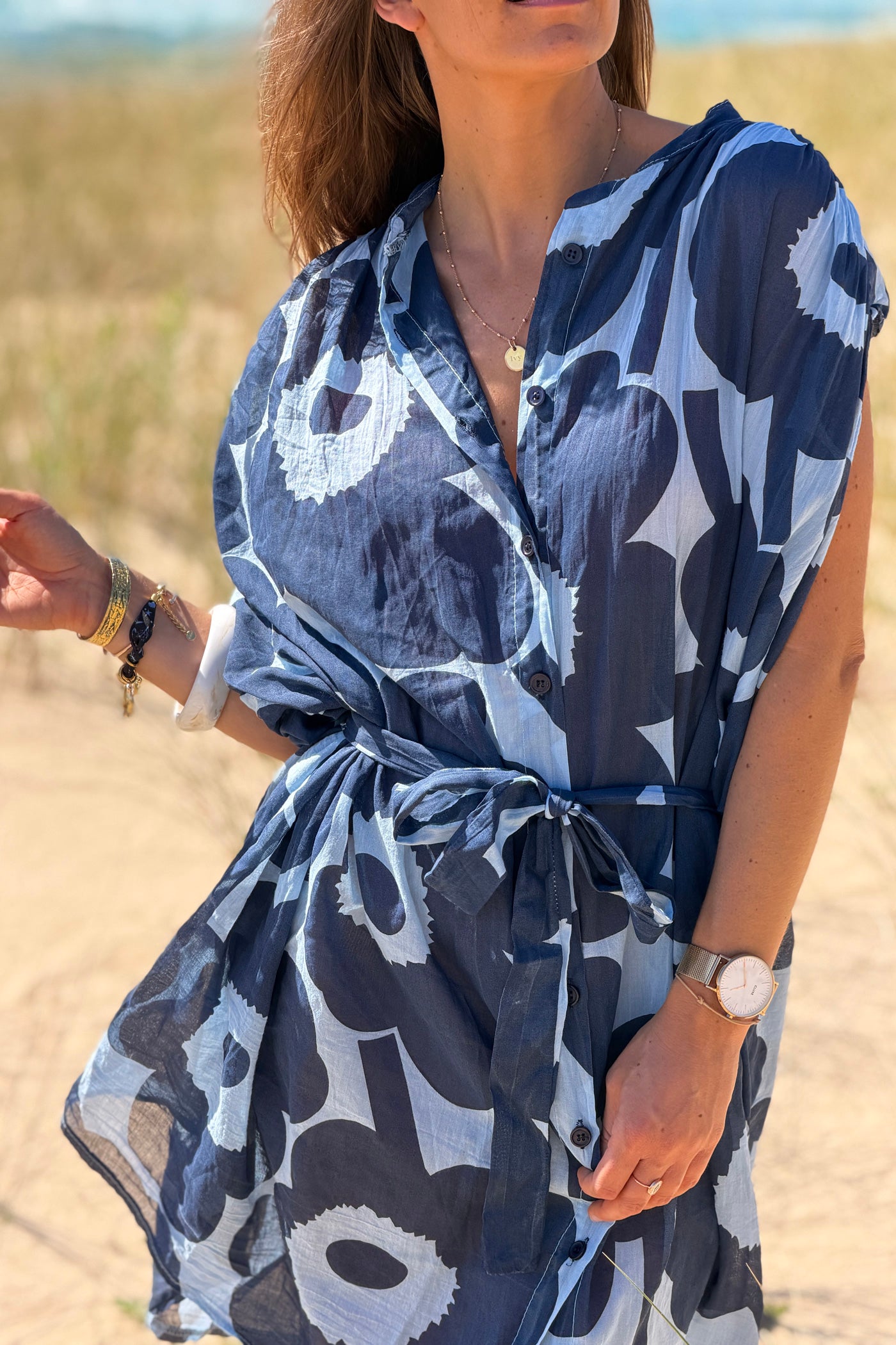 Robe légère boutonnée imprimé grandes fleurs bleu marine